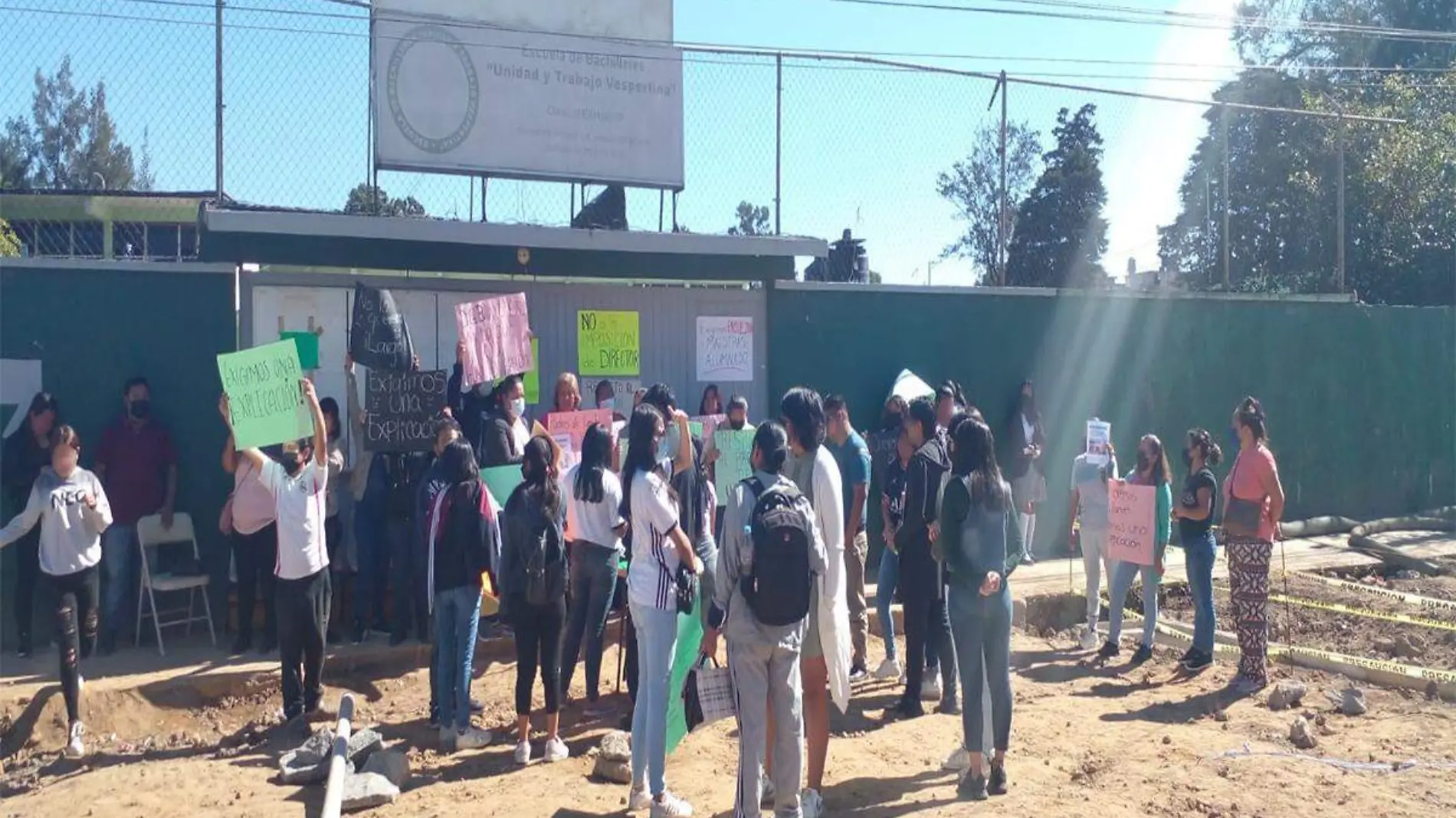 Manifestación en la escuala Unidad y Trabajo